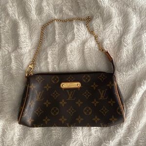 Louis Vuitton monogrammed mini pochette. Gold chain. Barely worn